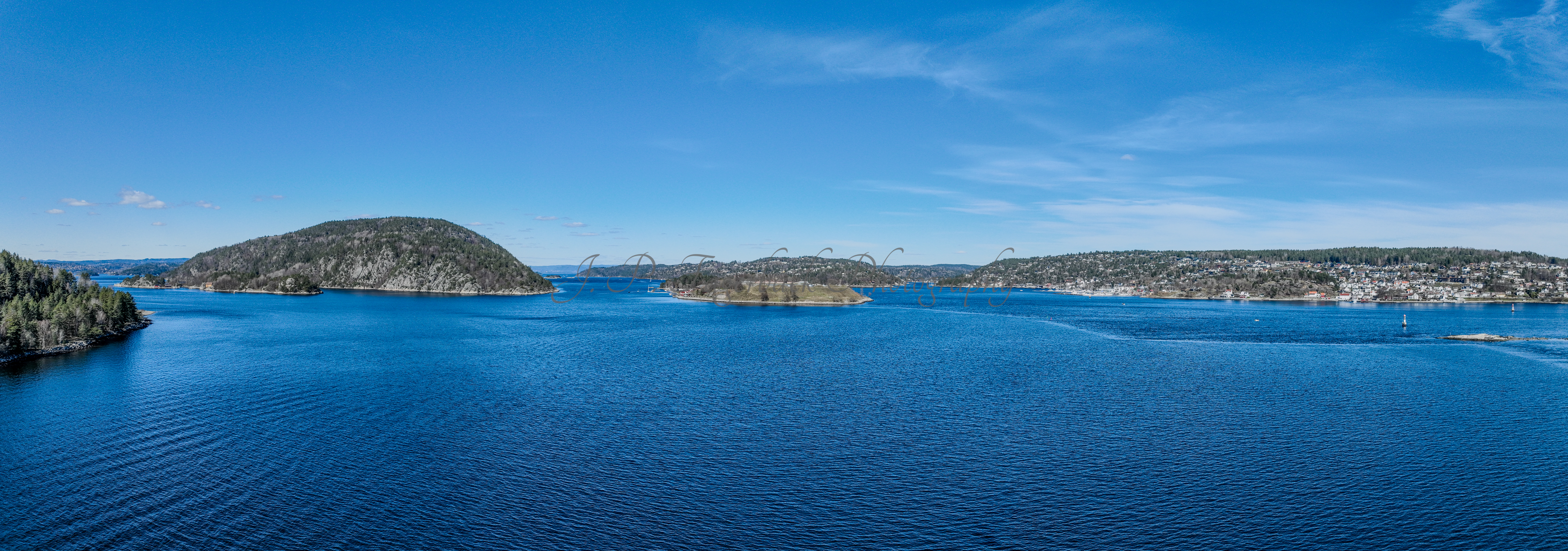 Two islands in a body of water where the right one has a fort on it